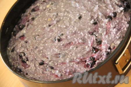 Всыпать чернику в тесто и аккуратно перемешать. Форму для выпекания смазать растительным маслом. Я выпекала пирог в разъёмной форме диаметром 22 см. Выложить тесто в форму и разровнять, поставить в разогретую духовку и выпекать пирог 1 час при температуре 180 градусов (готовность пирога проверить сухой зубочисткой).
