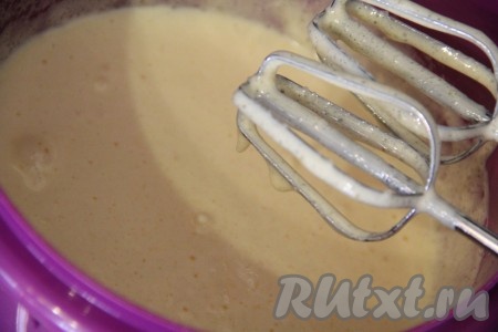 Яйца с сахаром хорошо взбить с помощью миксера. Масса увеличится в объёме и посветлеет.
