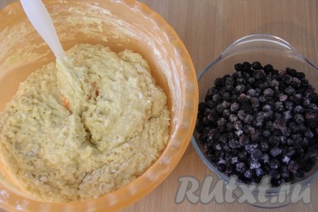 Перемешать тесто ложкой. Тесто для черничного пирога получится густым и комковатым.
