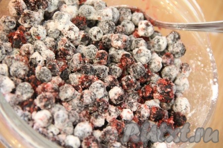 Я чернику предварительно не размораживала. Присыпать ягоды крахмалом и слегка перемешать.
