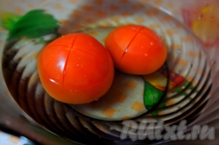 Помидоры надрезать, опустить в кипяток на 2-3 минуты. Снять кожуру.