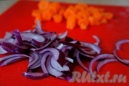 Морковь, чеснок и лук очистить. Лук нарезать полукольцами. Морковь нарезать на кружочки.