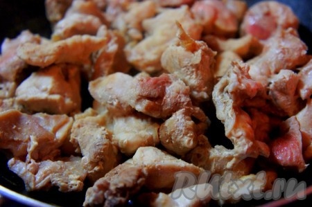 Филе кролика нарезать на кусочки среднего размера, выложить на другую сковороду, разогретую с растительным маслом, и обжарить в течение 5-7 минут на среднем огне, помешивая.
