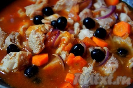 На сковороду с обжаренным филе кролика выложить тушёные овощи, томатную пасту, маслины, перемешать и влить воду (воды должно быть столько, чтобы она практически полностью покрывала мясо кролика с овощами).
