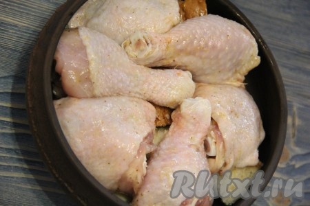 Поверх хлеба выложить курицу и полить её получившимся маринадом. Лук оставить, он нам ещё понадобится. Поставить форму с курицей в разогретую духовку. Запекать при температуре 200 градусов 20 минут.