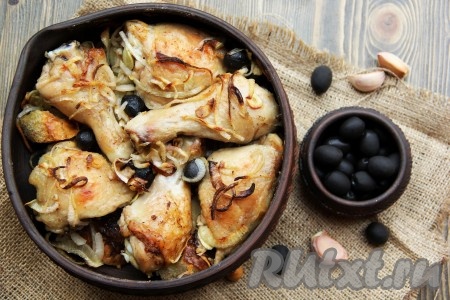 Вот такая вкусная, аппетитная курочка, запеченная на хлебе, получается. Я вместе с кусочком курицы подавала хлеб и лук, это безумно вкусно, хотя и не очень полезно для фигуры.
