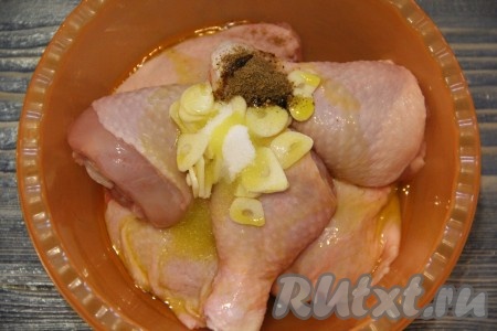  Затем влить оливковое масло.