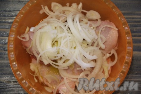 Лук почистить и нарезать полукольцами. Добавить лук к курице.