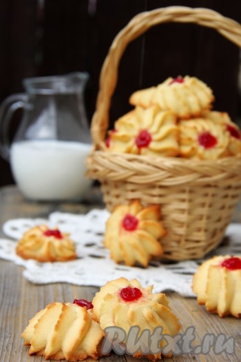 Готовую выпечку достать из духовки, слегка остудить, а затем снять с противня. Аппетитное, нежное, очень вкусное сдобное печенье "Курабье" можно есть и тёплым, и полностью остывшим.