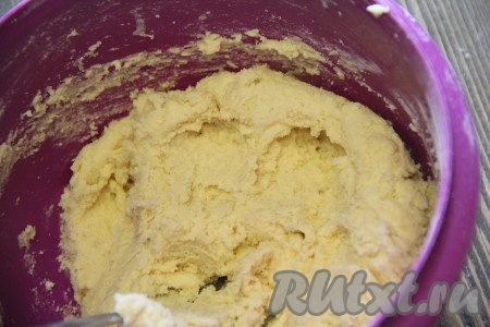 Постепенно начать добавлять оставшуюся муку, каждый раз полностью вмешивая её силиконовой лопаткой. Добавляя муку, ориентируйтесь на консистенцию сдобного теста для "Курабье". Тесто для этого печенья должно получится воздушным, нежным и слегка липнущим. Муки может понадобиться немного больше или меньше, главное - учитывать густоту замешиваемого теста.