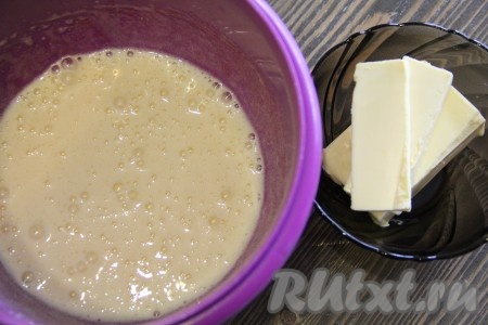 Сливочное масло для приготовления печенья "Курабье" должно быть комнатной температуры, поэтому заранее достаньте его из холодильника. В глубокой миске соединить яйца и сахар, взбить с помощью миксера до побеления и небольшого увеличения в объёме (взбивать, примерно, 3-5 минут). Затем добавить кусочки сливочного масла комнатной температуры.