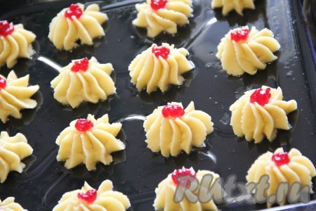 Сверху на печенье выложить немного густого джема. Поставить противень со сдобным печеньем "Курабье" в разогретую духовку и выпекать минут 10-15 минут (до лёгкого золотистого цвета) при температуре 180 градусов.