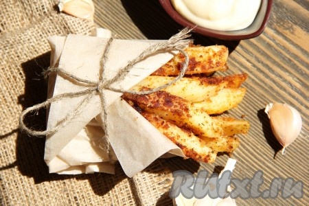 Картошка по-деревенски, запечённая в панировочных сухарях в духовке, получается аппетитной, вкусной, с хрустящей корочкой снаружи и при этом мягкой внутри. Очень вкусно есть дольки такого картофеля, окуная их в кетчуп или любой другой соус на ваш выбор.