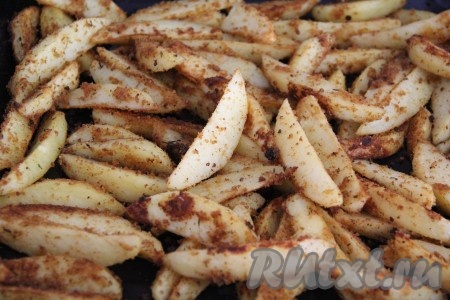 Поставить противень в духовку, разогретую до 200 градусов, запекать картофель в панировочных сухарях минут 40 (до готовности картошки и золотистого цвета). Для того чтобы проверить готовность картофеля, проколите его зубочисткой, если зубочистка легко входит в дольку, значит картошка готова. Если же зубочистка входит с трудом, значит продолжите запекать картофель. Продолжительность запекания зависит от толщины нарезки и сорта картошки.