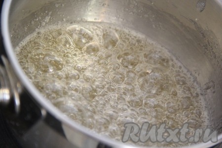 Смесь станет всё более прозрачной. Перемешивать карамель не надо! Затем карамель начнёт менять цвет от светлого до более медного. Для приготовления карамели с сиропом мне понадобилось 17 минут.