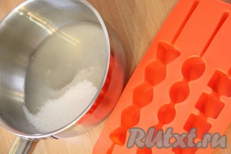 В кастрюльку всыпать сахар, добавить сироп и уксус. Всё перемешать и поставить кастрюльку на огонь.