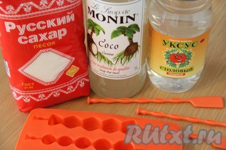 Подготовить продукты. Я использовала силиконовую форму для приготовления леденцов на палочках, если использовать металлическую форму, то предварительно её нужно смазать растительным маслом.
