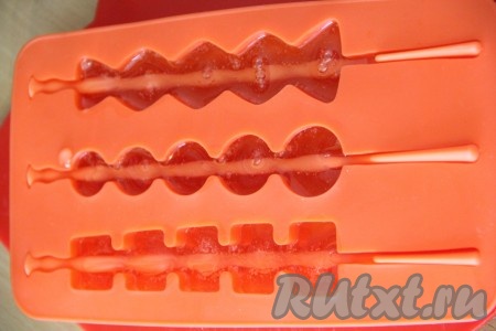 Разлить готовую карамель по формочкам. Делать это нужно очень аккуратно, так как горячая карамель может вызвать ожог. Можно просто разлить карамель по столовым или чайным ложкам и воспользоваться зубочистками вместо палочек, предварительно смазав ложки маслом. Я использовала форму с многоразовыми палочками, они сразу вставляются в формы, а затем заливается карамель. Затем дать карамели застыть.&nbsp;
