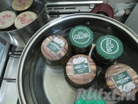 Прикрываем банки крышками и ставим в кастрюлю с водой (на дно кастрюли можно положить тряпочку, а сверху поставить банки). Вода в кастрюле должна доходить до "плечиков" банки (место сгиба стекла). И ещё, температура воды в кастрюле должна быть приблизительно такая, как в банке, если температура сильно отличается, банка может лопнуть. Ставим на огонь и стерилизуем 15 минут с момента закипания.&nbsp;Закатываем крышками. Переворачиваем крышкой вниз, прикрываем одеялом до полного остывания. Под одеялом проходит дополнительная стерилизация.
