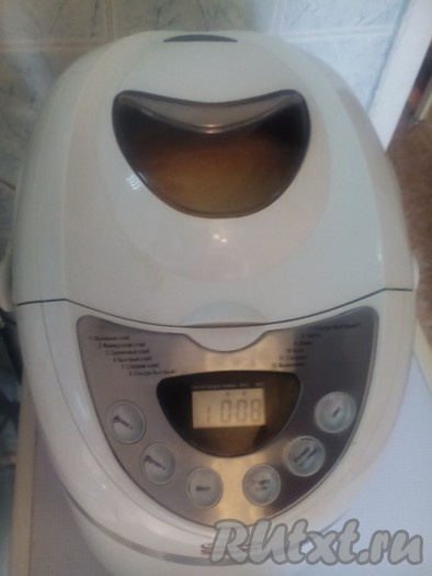 Закладываю все продукты в порядке указания ингредиентов. После того как добавил масло, выливаю воду в контейнер хлебопечки струйкой на столовую ложку (из которой добавляли масло), чтобы вода равномерно распределилась по контейнеру, заодно ополаскиваю ложку от масла.

