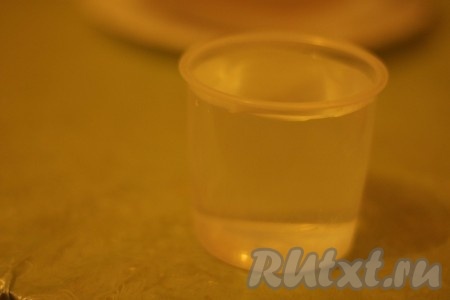 Этим же стаканом  отмеряем воду. 