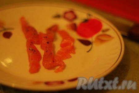  Рыбу нарезать небольшими длинными кусочками. 