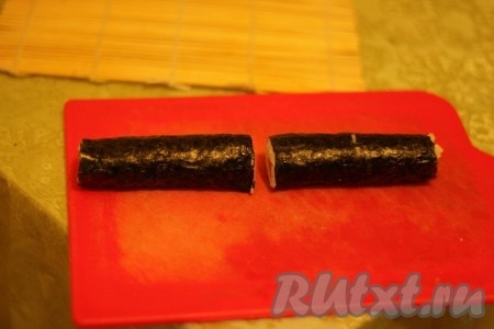 Разрезать его острым ножом сначала пополам. 