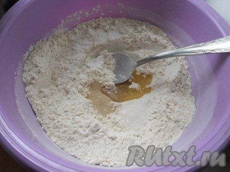 Сделать углубление, куда всыпать дрожжи, соль, сахар и растительное масло.&nbsp;