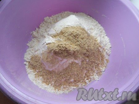 К просеянной муке добавить отруби.