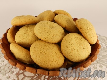 Выпекать медовое печенье в предварительно разогретой до 180 градусов духовке около 15-20 минут (до лёгкой румяности). Если передержите в духовке, печенье будет твёрдым. Готовую выпечку достать из духовки, дать полностью остыть.