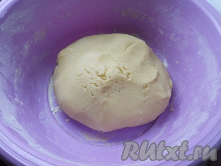 Частями добавляя оставшуюся просеянную муку и полностью вмешивая её, замесить эластичное тесто, по консистенции похожее на пластилин. Муки может понадобиться как больше, так и меньше, чем указано в ингредиентах, главное - ориентируйтесь на консистенцию замешиваемого медового теста для печенья.