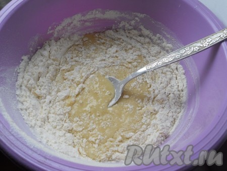 Добавить корицу, всыпать половину просеянной муки, перемешать.
