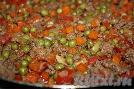 Готовые овощи с фаршем в ожидании риса.