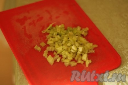  Перец нарезать небольшими кусочками. 