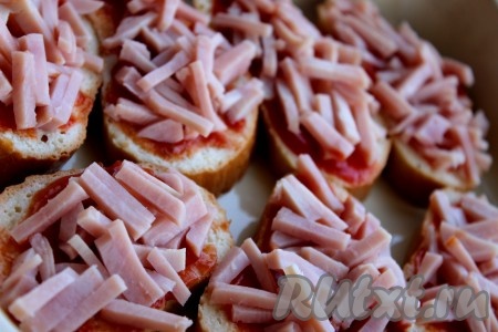 Далее  выложить мясную начинку.