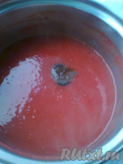 Можно взять готовый томатный сок, лучше домашний. 1 литр приготовленного томатного сока влить обратно в кастрюлю и поставить на огонь, довести до кипения и варить на среднем огне минут 10-15, затем добавить в него 85 грамм сахара, 1 столовую ложку соли, 50 мл уксуса 9%, по 1/6 чайной ложки красного молотого перца, чёрного молотого перца, паприки и корицы, 1-2 гвоздички, перемолотые на кофемолке. Соль, уксус можно регулировать на свой вкус - добавить больше или меньше.