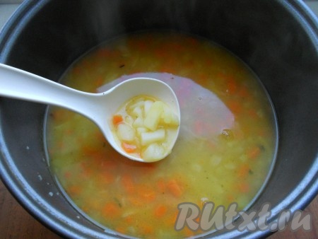 Добавить измельченный чеснок, закрыть крышку и готовить до сигнала.