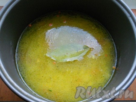 Влить горячий куриный бульон, всыпать специи, соль, паприку, добавить лавровый лист.