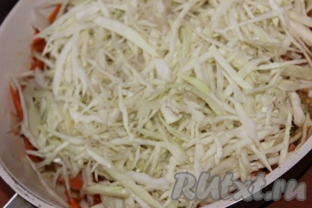 Капусту помыть, очистить от плохих листьев, тонко нашинковать. Слегка примять руками. Добавить к сосискам и овощам.
