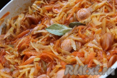 Добавить лавровый лист и тщательно &nbsp;перемешать. Тушить солянку с сосисками из свежей капусты под крышкой на медленном огне примерно 40 минут, при желании можно досолить. Если по истечении указанного времени в сковороде будет много воды, тогда необходимо будет снять крышку и тушить еще несколько минут.
