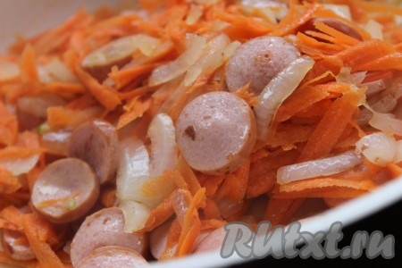 Морковь помыть, почистить, натереть на крупной терке, добавить в сковороду, хорошо перемешать. Продолжить обжаривание, периодически помешивая, еще 4-5 минут. Приправить любимыми специями, перцем, добавить по вкусу чеснок, пропущенный через пресс.
