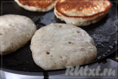 Жарить манно-злаковые оладьи на разогретой сковороде на растительном масле с двух сторон (требуется терпение, оладьи нежные, переворачивайте очень аккуратно).
