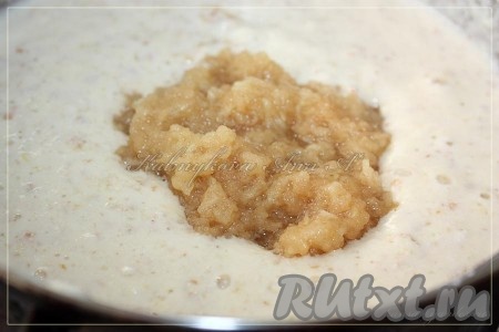 Добавить в тесто для оладий натертое на мелкой терке яблоко.
