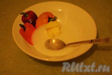 Молоко нагреть вместе с маслом.