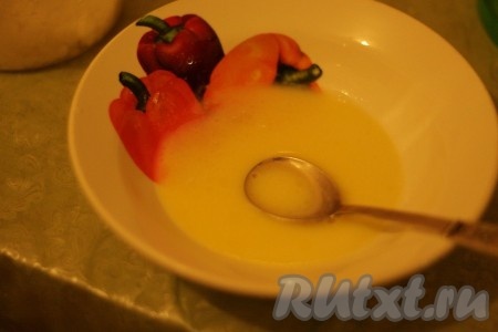 Масло должно раствориться в молоке. Добавить сахар