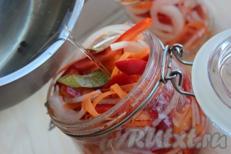 Залить овощи горячим маринадом. Закрыть банку капроновой или винтовой крышкой и оставить до полного остывания при комнатной температуре, затем убрать в холодильник.
