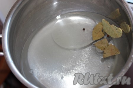 Для приготовления маринада нужно в кастрюлю влить воду, растительное масло, добавить сахар, соль, перец горошком и лавровые листья, поставить на огонь. Довести до кипения и проварить 1-2 минуты на среднем огне. Влить уксус, перемешать и снять с огня.