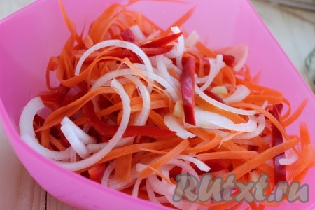 В глубокой миске соединить болгарский перец, морковь, лук и чеснок, хорошо перемешать.