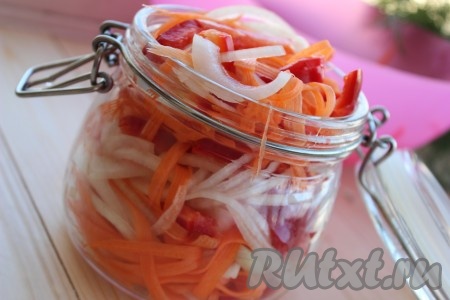 Выложить овощи в чистую сухую 1-литровую банку.