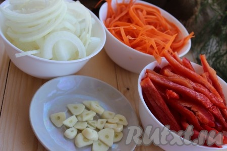 Чеснок, лук, морковь почистить, промыть водой. Чеснок нарезать на тонкие лепестки, лук - на полукольца. Морковь натереть на тёрке для корейской морковки (или нарезать на тоненькие полоски. Болгарский перец помыть, удалить семена и перегородки, нарезать соломкой.&nbsp;